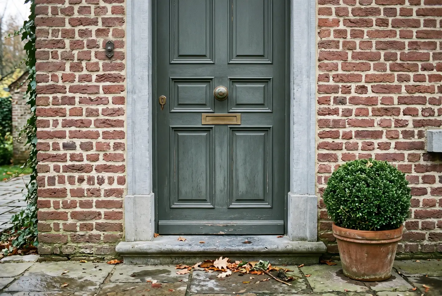 Porte d’entrée et seuil en pierre bleue